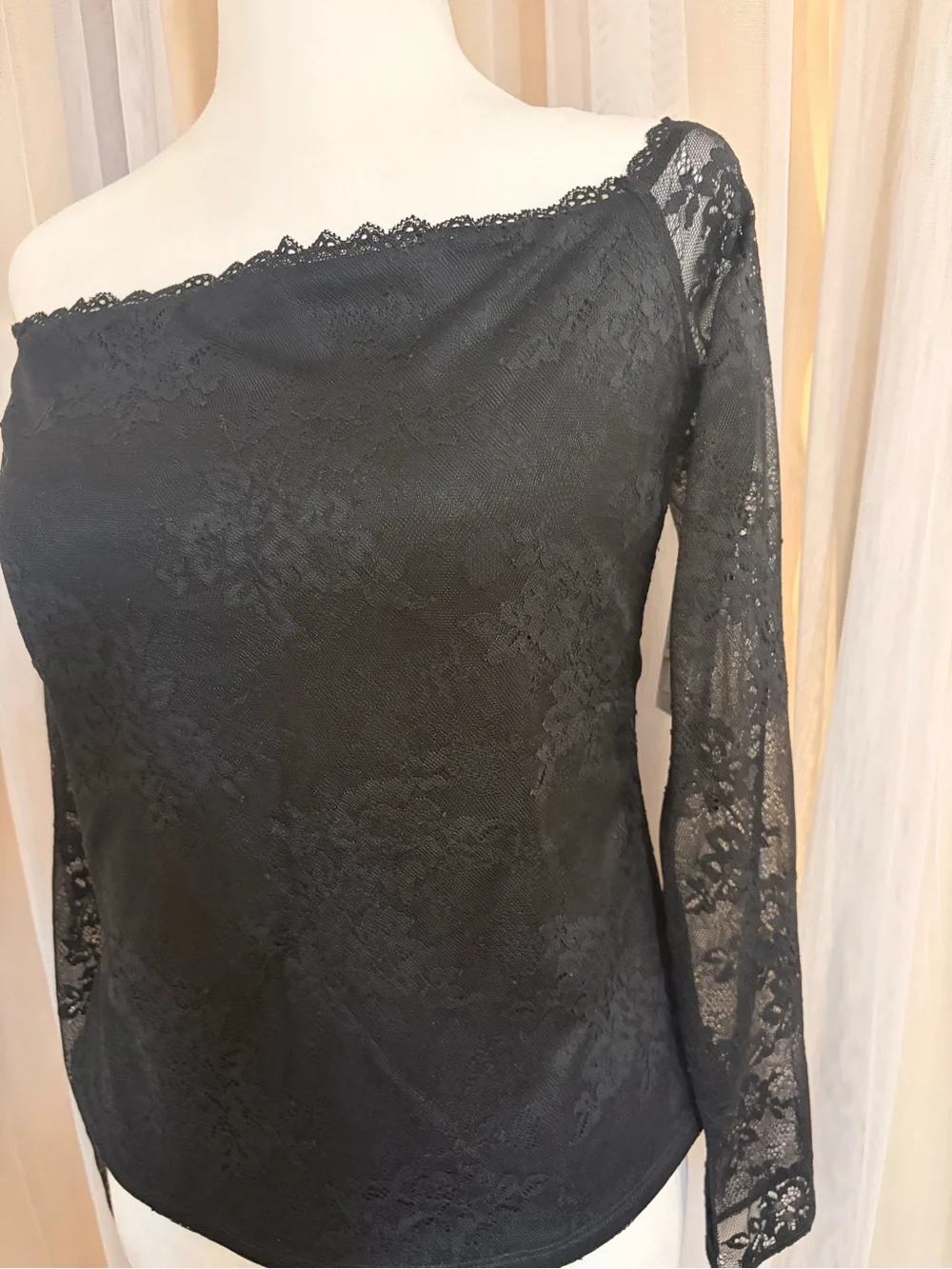 Abercrombie & Fitch Black Off-the-Shoulder Lace Long-Sleeve Top - Picture 6 of 8